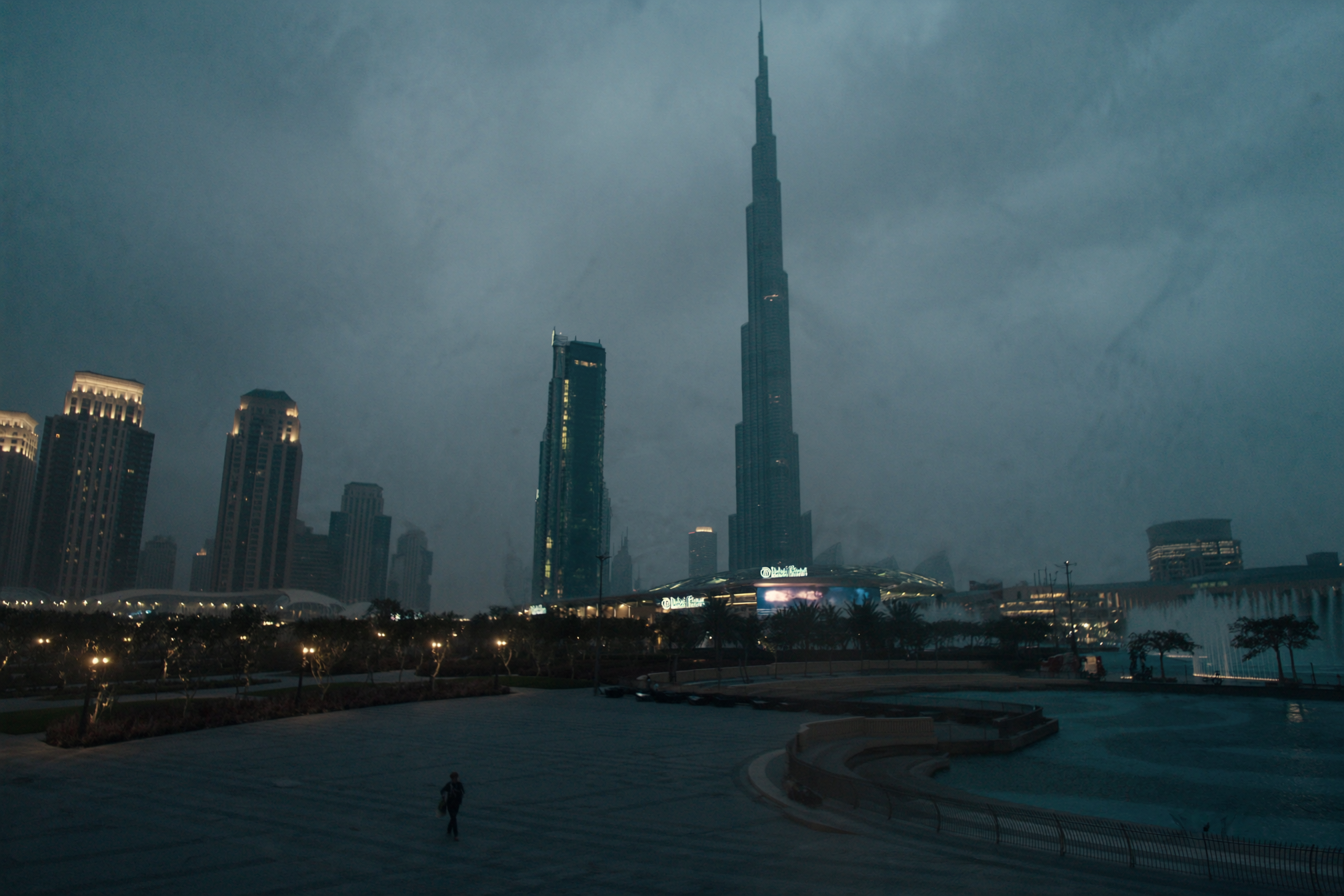 Downtown Dubai — Burj Khalifa, fountain views